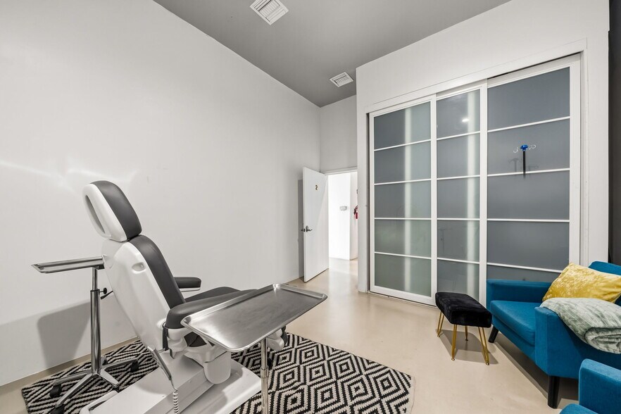 More Photos Of 351-353 S Robertson Blvd, Beverly Hills Storefront Retail Office For Lease