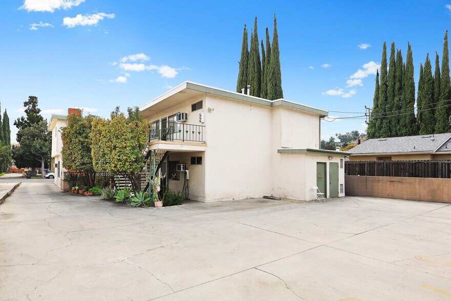 More Photos Of 2233 Addison Way, Los Angeles Apartments For Sale
