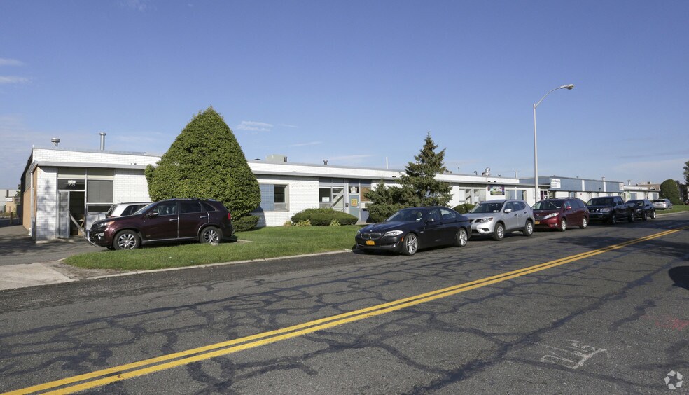 More Photos Of 78-102 E Industry Ct, Deer Park Warehouse For Lease