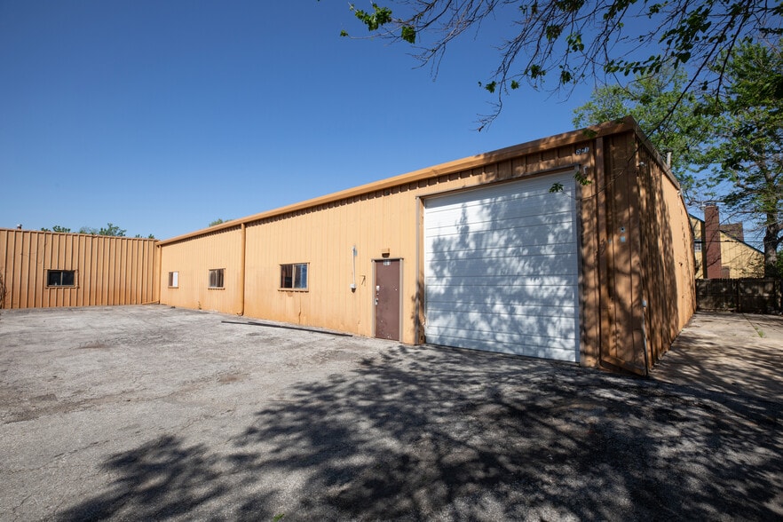 More Photos Of 901 Main St, Grandview Light Manufacturing For Lease