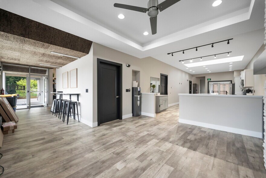 More Photos Of 616 Clay St, Cedar Falls Office For Sale