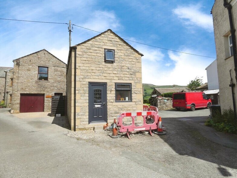 Primary Photo Of Market Pl, Hawes Hotel For Sale