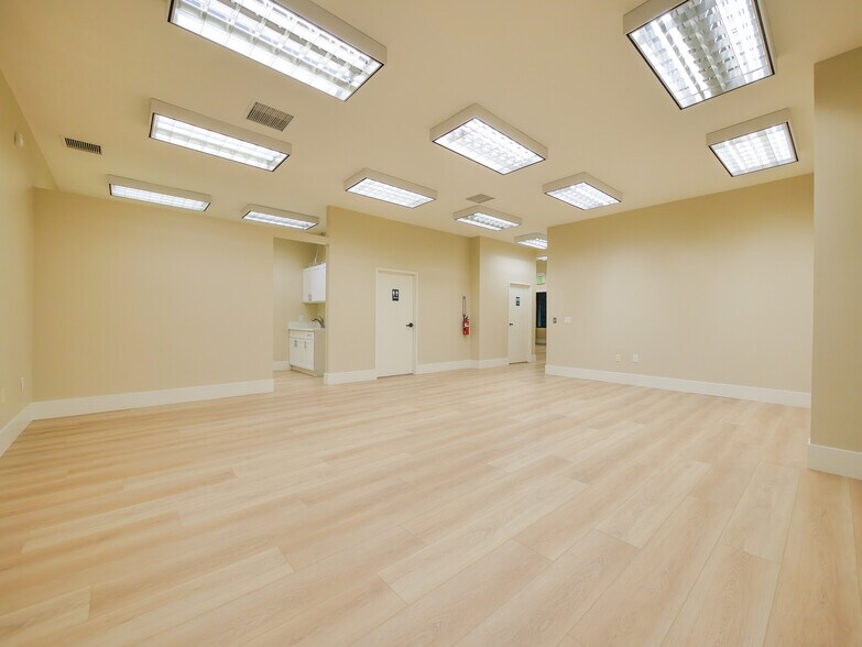 More Photos Of 450 S Lone Hill Ave, San Dimas Warehouse For Lease