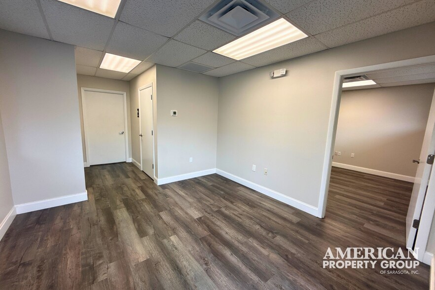 More Photos Of 7117 24th Ct E, Sarasota Warehouse For Lease