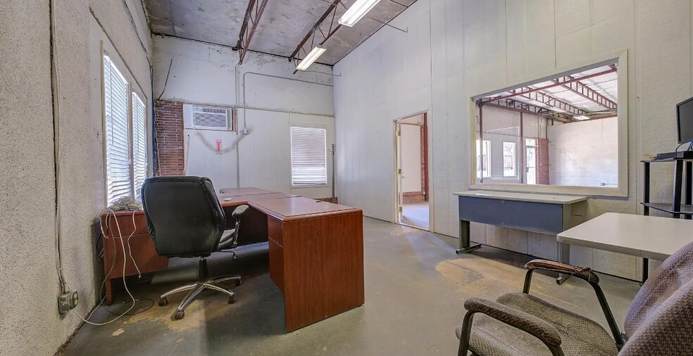 More Photos Of 1605 E Avenue A, Hooks Warehouse For Sale