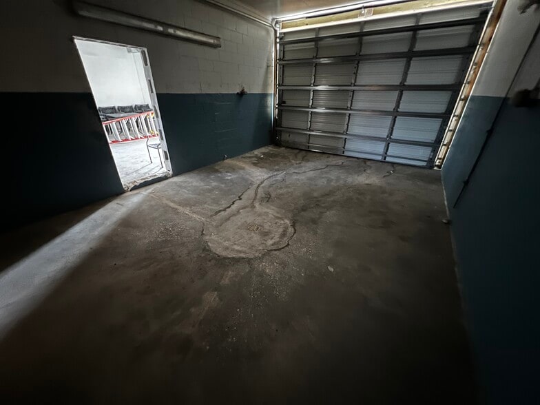 More Photos Of 6631-6633 Gateway Ave, Sarasota Self Storage For Lease