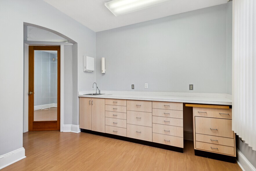 More Photos Of 586 Livingston Ave, North Brunswick Office For Sale