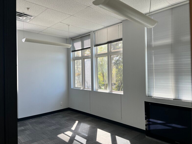 More Photos Of 8121 Bee Caves Rd, Austin Office For Lease