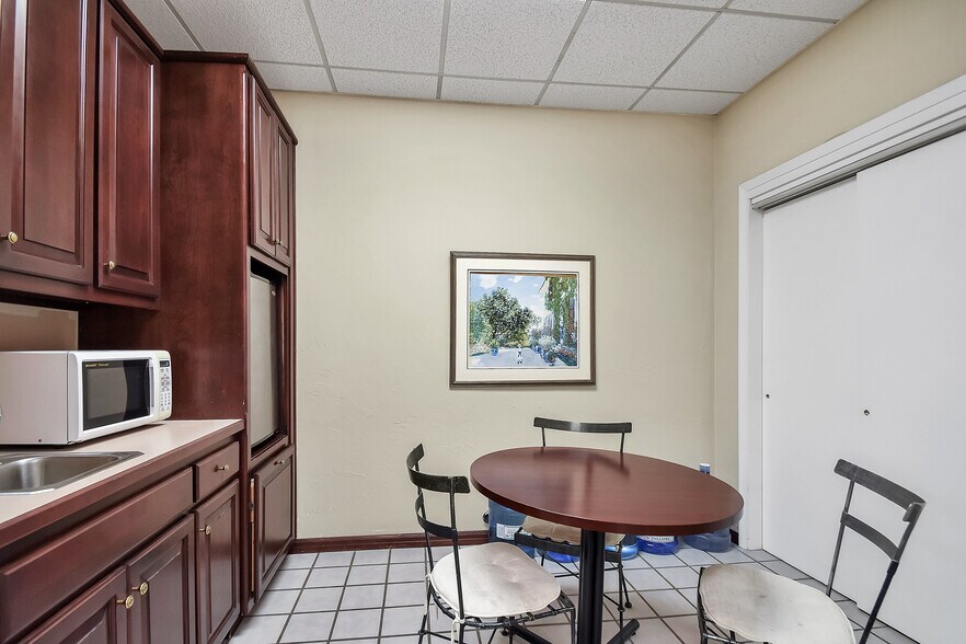 More Photos Of 435 N Broadway St, De Pere Medical For Lease