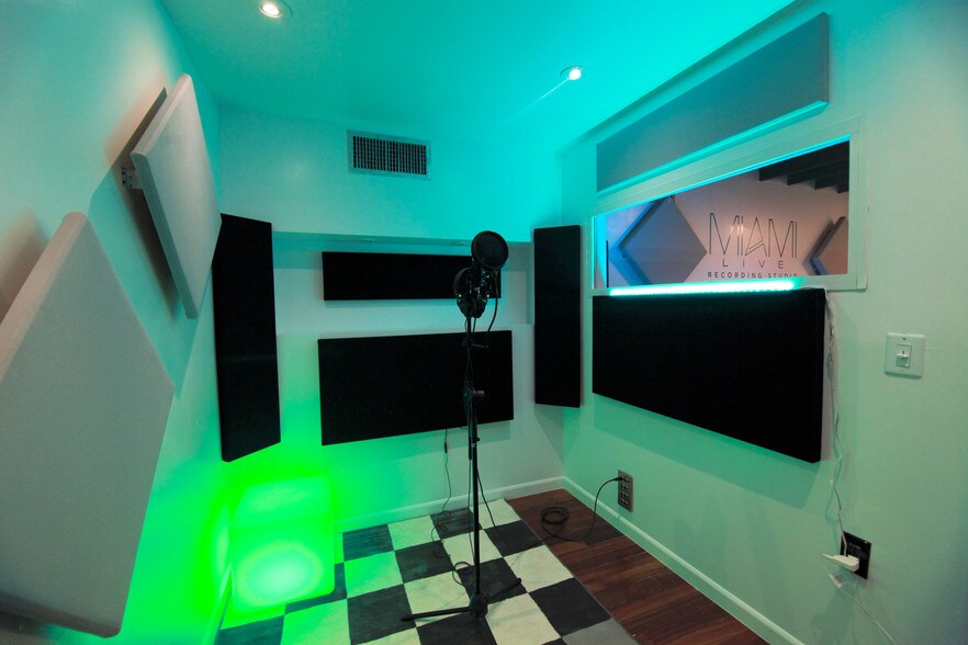 More Photos Of 912 71st St, Miami Beach Bar For Sale