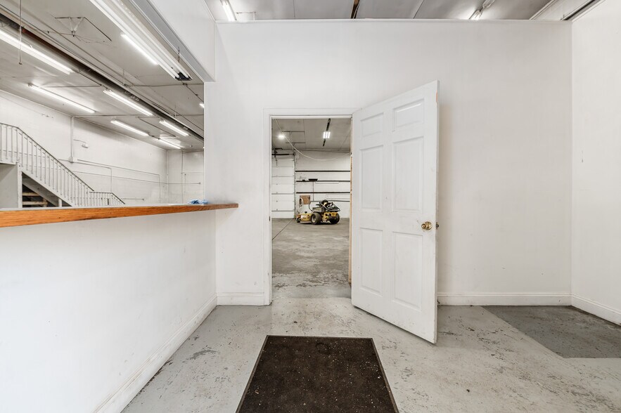 More Photos Of 127 Basin St, Hebron Warehouse For Lease