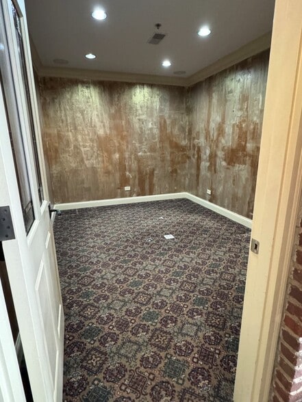 More Photos Of 2000 W Main St, St Charles General Retail For Lease