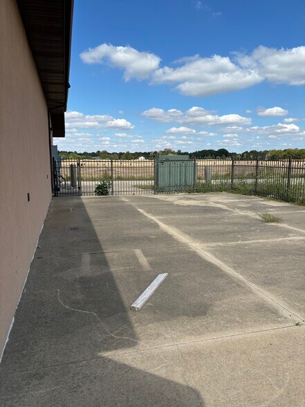 More Photos Of 210 N Lewis Ave, Oglesby Restaurant For Lease