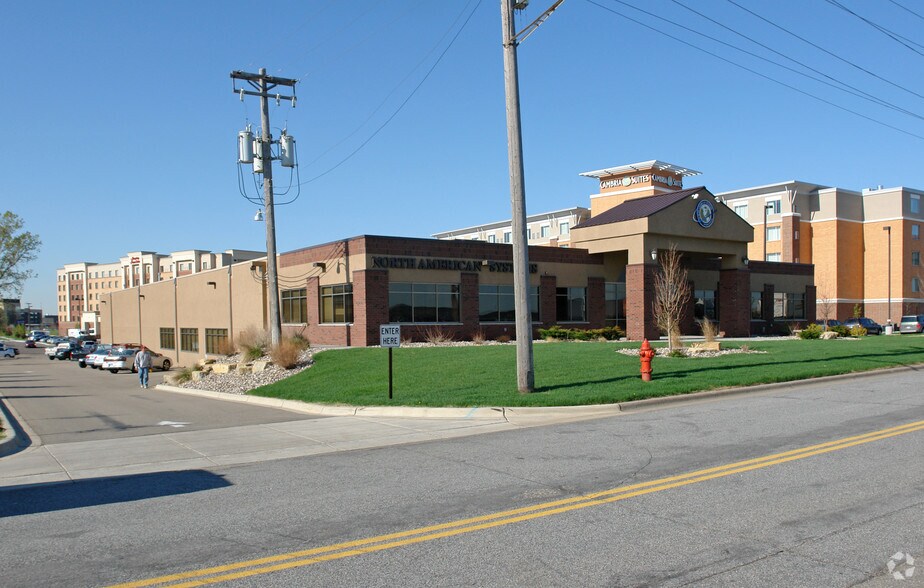 More Photos Of 2901 E 78th St, Bloomington Light Distribution For Sale