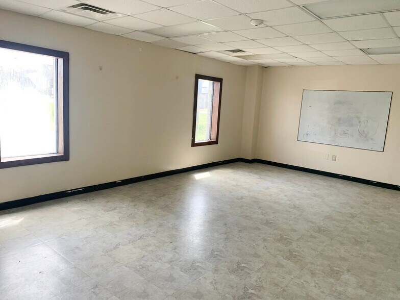 More Photos Of 505 Highway 49 N, Byron Flex For Lease