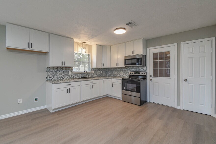 More Photos Of 2834 Pansy St, Pasadena Medical For Sale