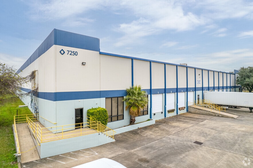 More Photos Of 7250 W 43rd St, Houston Warehouse For Lease