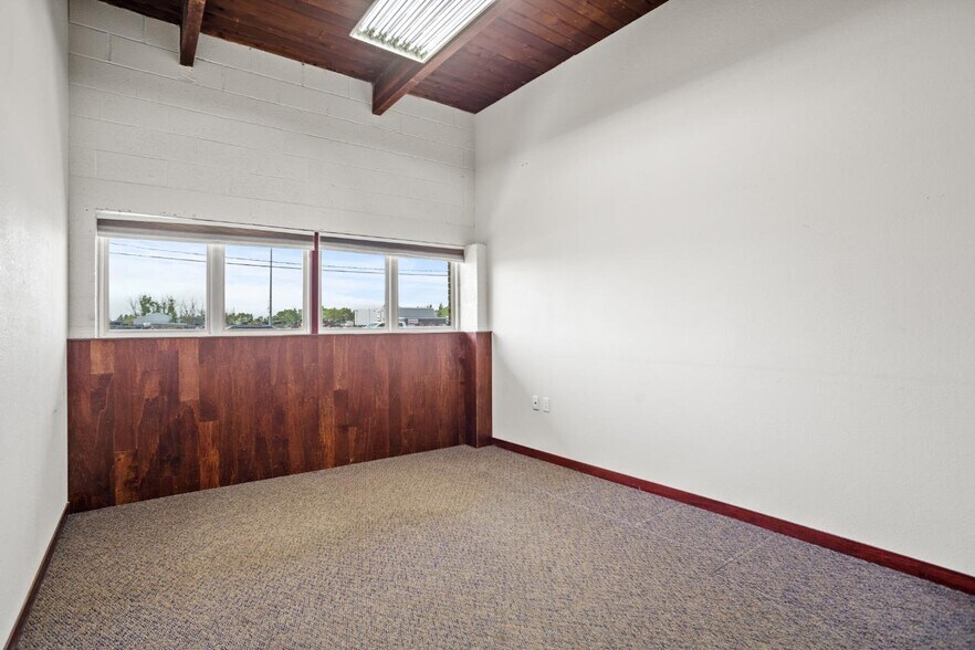 More Photos Of 4415 Burdick Expy E, Minot Office For Lease