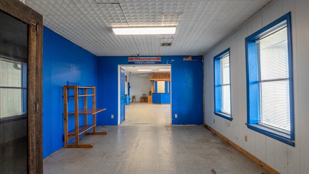 More Photos Of 105 E Couch St, Alton General Retail For Sale