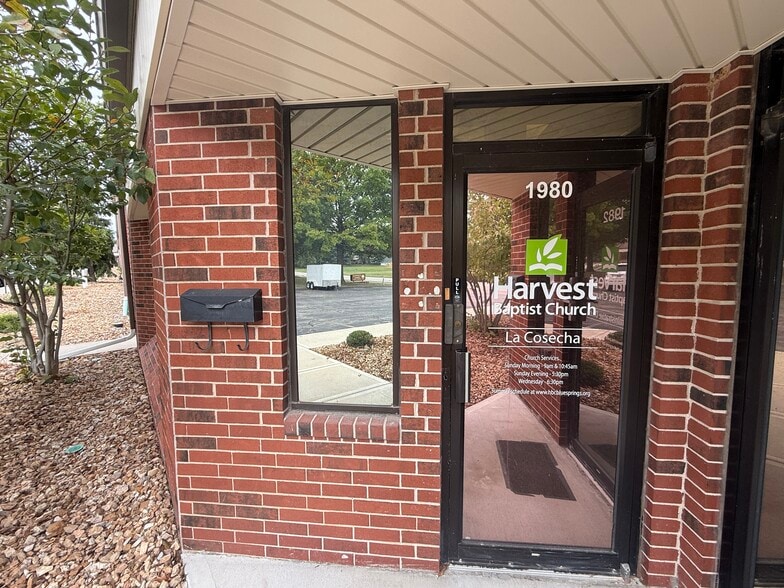 Primary Photo Of 1980-1986 NW Copper Oaks Cir, Blue Springs Office For Sale