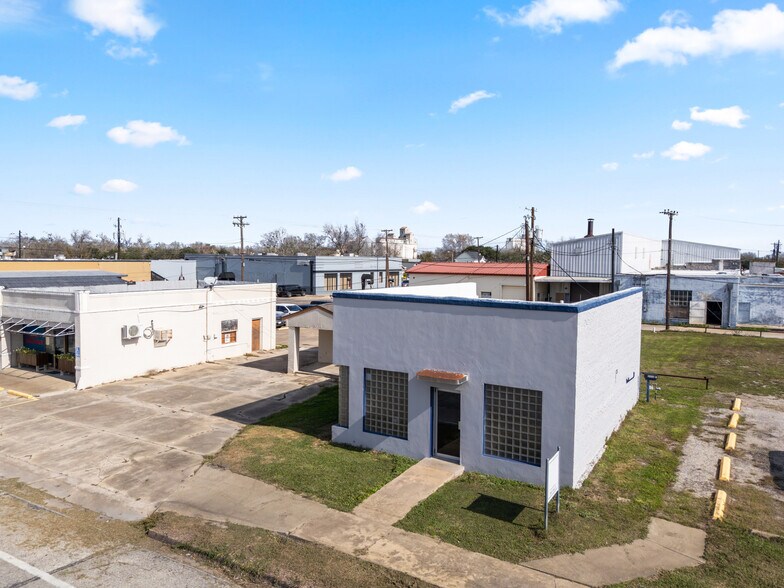 More Photos Of 2015 Avenue F, Bay City Office For Lease