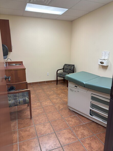 More Photos Of 7700 Cat Hollow Dr, Round Rock Medical For Lease