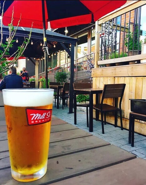 More Photos Of 584 Bloor St W, Toronto Restaurant For Lease