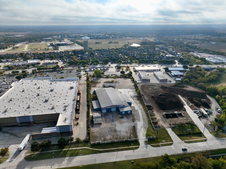 More Photos Of 6000 Split Trail Rd, Plano Warehouse For Lease