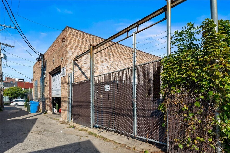 More Photos Of 629 N Ashland Ave, Chicago Land For Sale