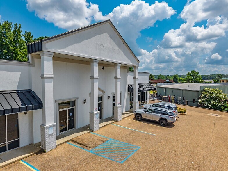 More Photos Of 304 Heritage Dr, Oxford General Retail For Sale