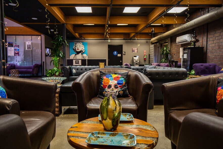 More Photos Of 296 S Palm Canyon Dr, Palm Springs Storefront Retail Office For Sale