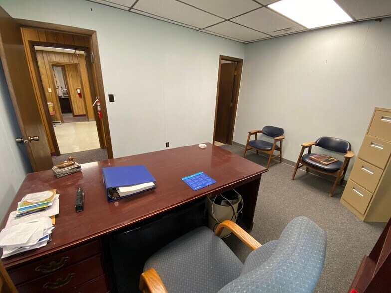 More Photos Of 404 W Rolla Rd, Salem Office For Sale