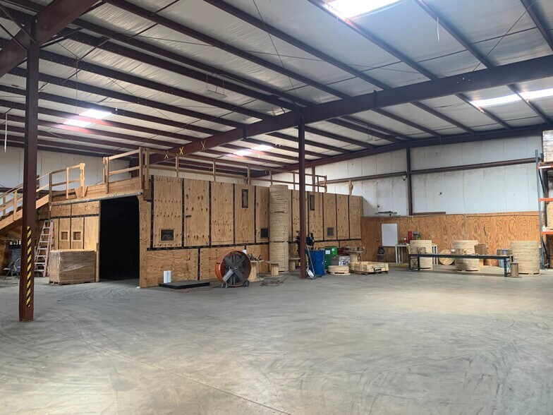 More Photos Of 386 Commerce Blvd, Bogart Warehouse For Lease