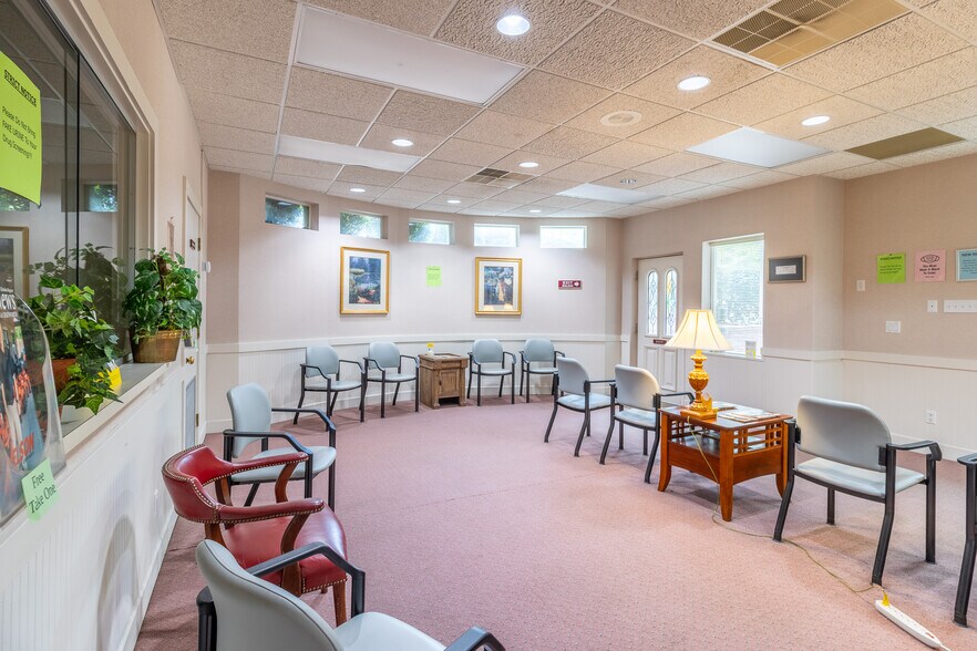 More Photos Of 1421 Ross Dr, Dalton Office For Sale