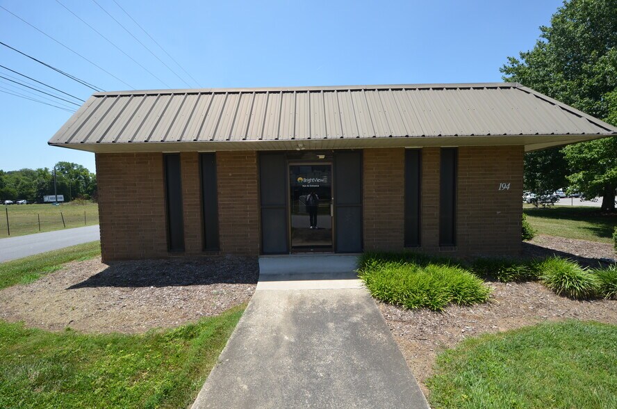 More Photos Of 194 W Park Cir, North Wilkesboro Medical For Sale