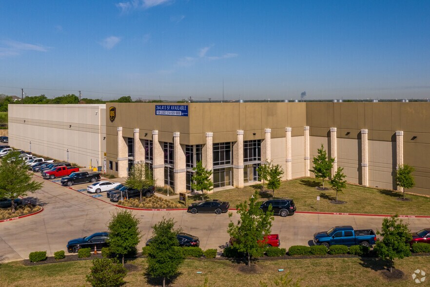 Primary Photo Of 4495 DFW Tpke, Dallas Warehouse For Lease