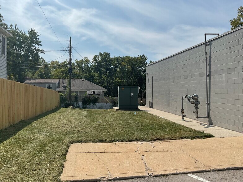 More Photos Of 11525 E 24 Hwy, Independence General Retail For Lease