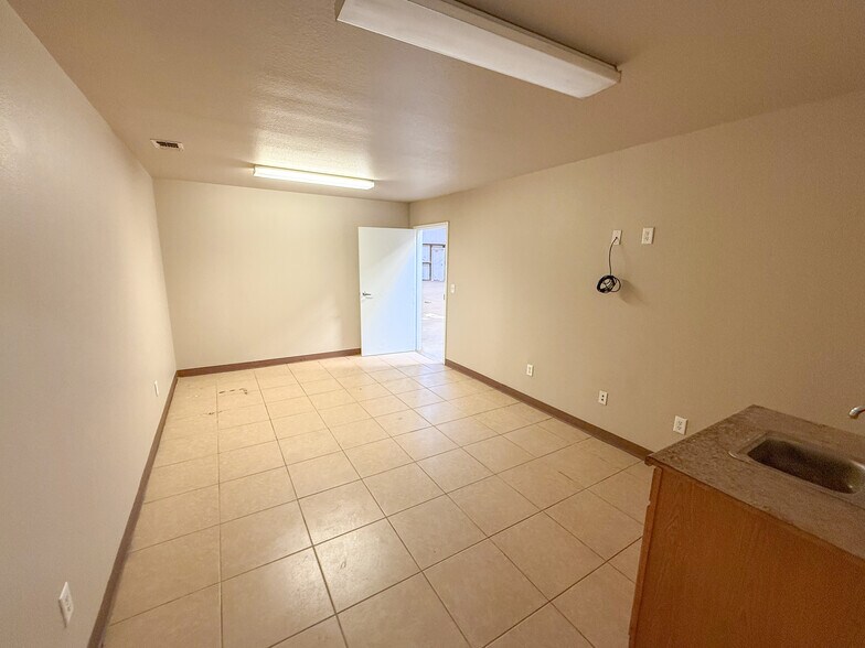 More Photos Of 12718 TX-191, Midland Warehouse For Lease
