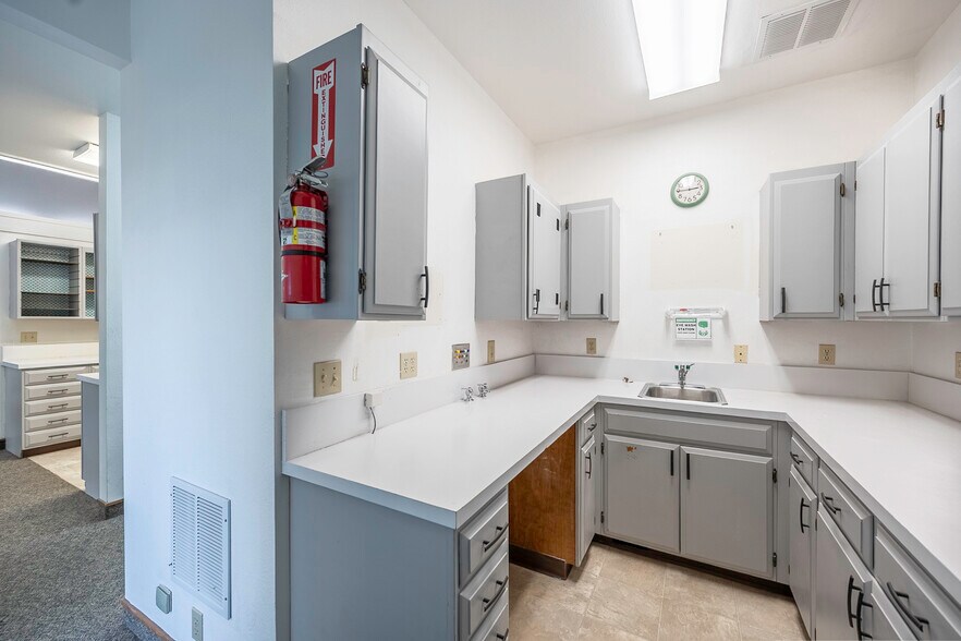 More Photos Of 1336 E Hunter Pl, Moses Lake Office For Sale