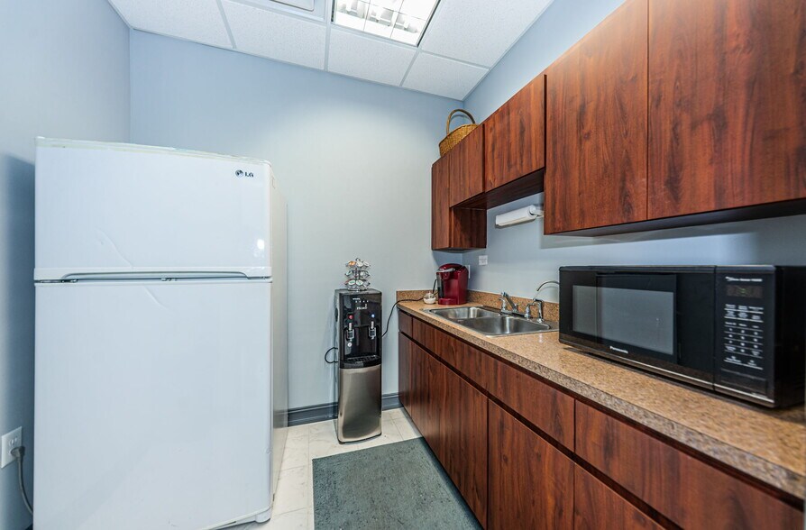 More Photos Of 3937 Tampa Rd, Oldsmar Medical For Lease