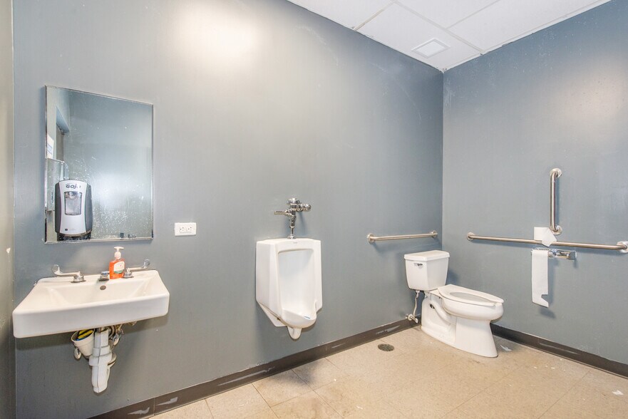 More Photos Of 310 Paterson Plank Rd, Carlstadt Manufacturing For Lease