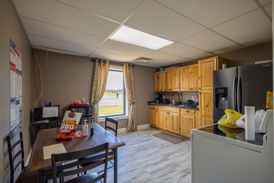 More Photos Of 252 Commerce Dr, Tompkinsville Warehouse For Sale