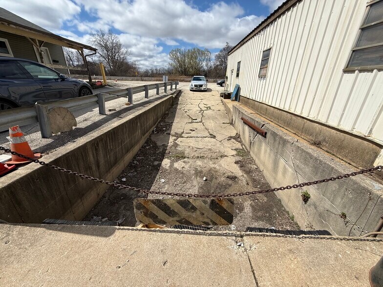 More Photos Of 355 S IL Route 83, Grayslake Warehouse For Sale