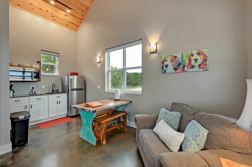 More Photos Of 7400 McGregor Ln, Dripping Springs Hotel For Sale