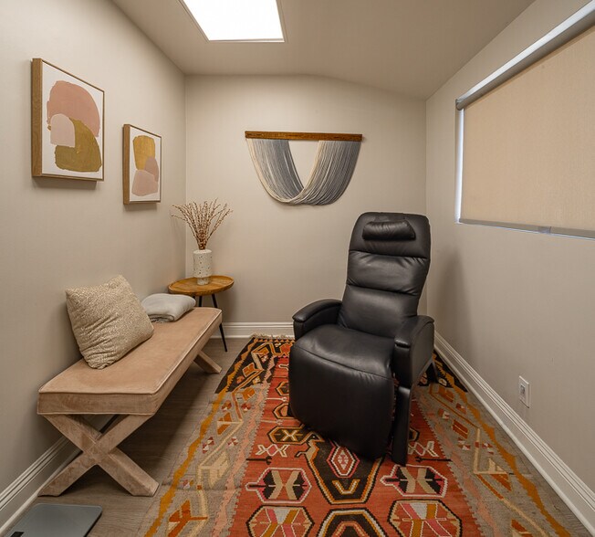 More Photos Of 10724 Riverside Dr, North Hollywood Medical For Lease