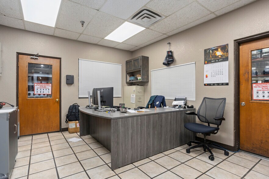 More Photos Of 4700 S Edgewood Ter, Fort Worth Distribution For Sale