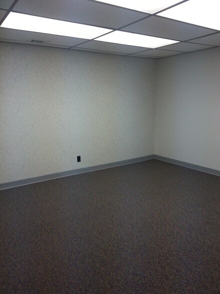 More Photos Of 2833 Lincoln St, Highland Office For Lease