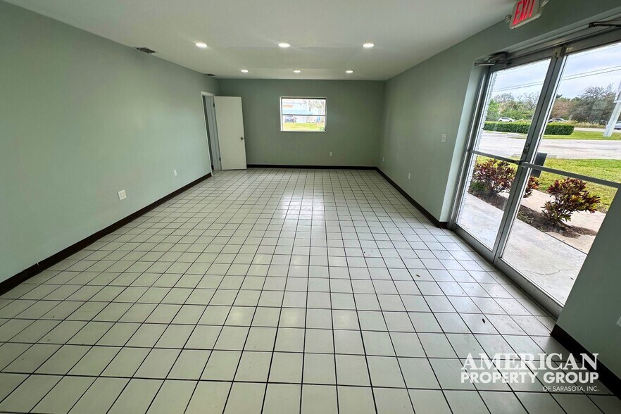 More Photos Of 1657 University Pky, Sarasota Unknown For Lease