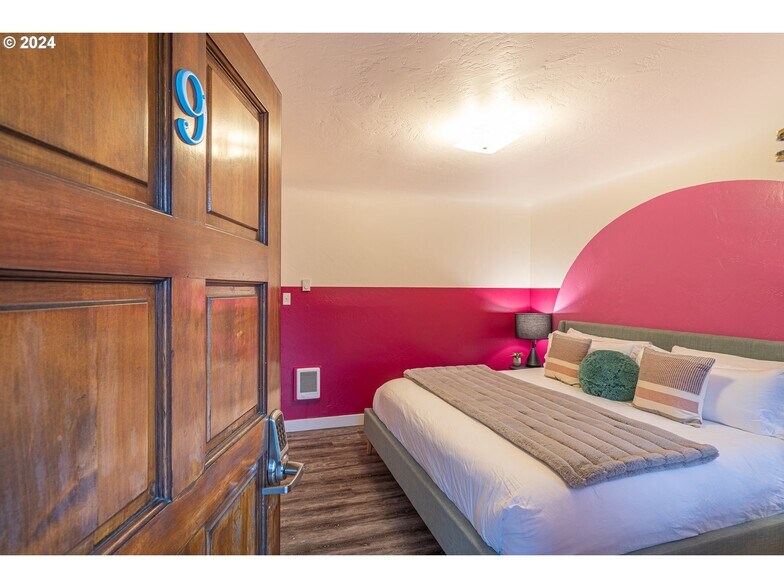 More Photos Of 1175 2nd St SE, Bandon Hotel For Sale