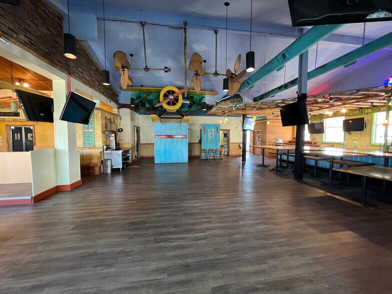 More Photos Of 300 N Lake Park Blvd, Carolina Beach Restaurant For Lease